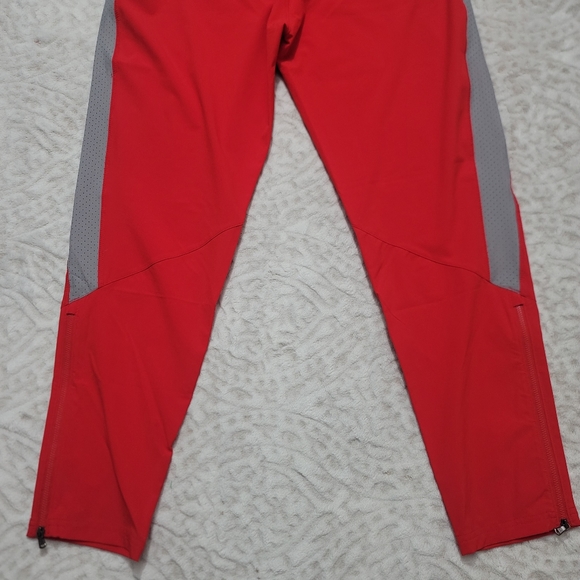 Under Armour Women's Woven Warm Up Pants Size  M‎ Red/gray NWT - Picture 6 of 16